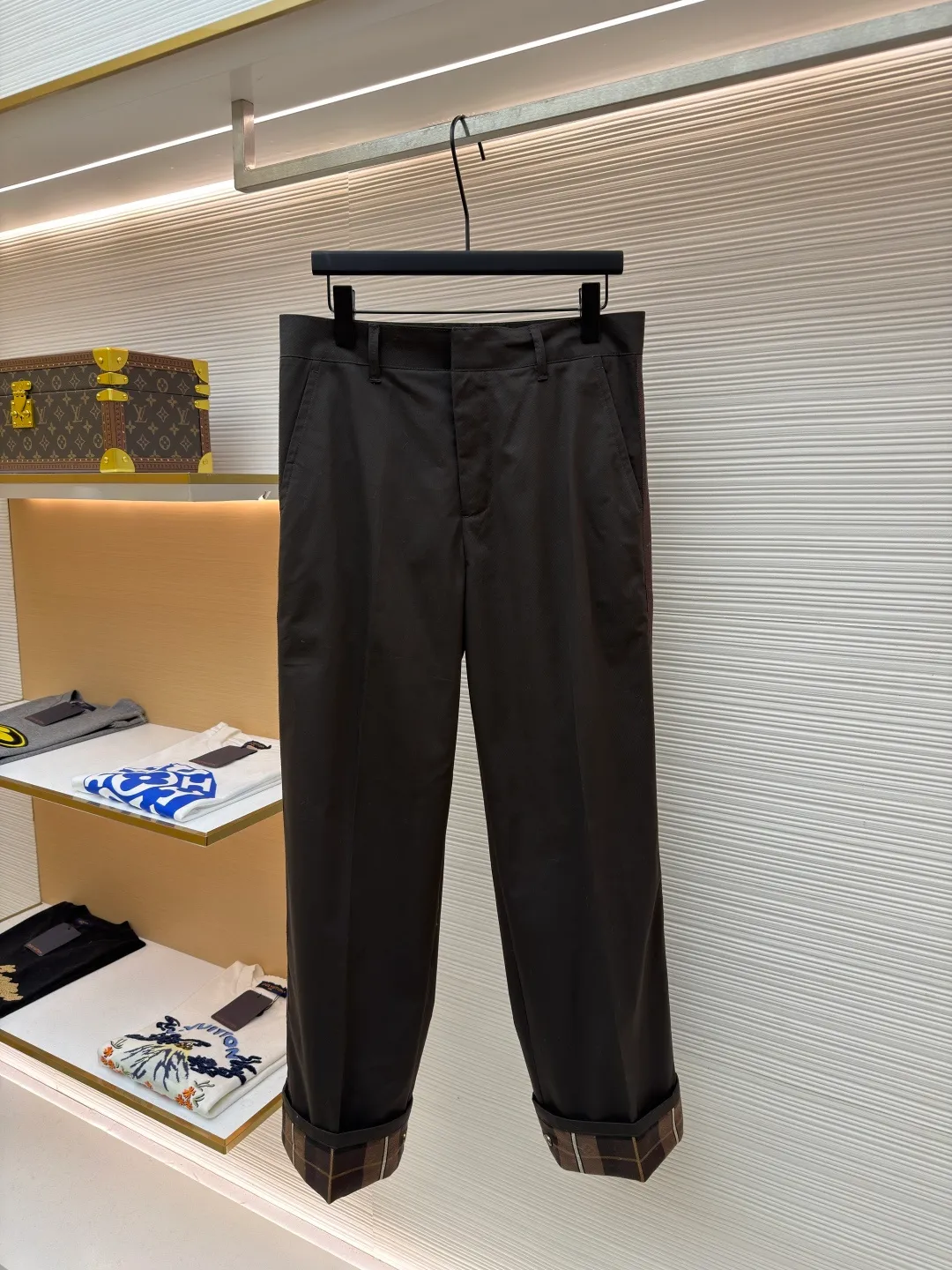LOUIS VUITTON logo plaid casual pants ●Original version: Purchased and developed for 11400 ●Item No.: 1682149-B05 ●Fabric: Cotton mercerized fabric ●Technology: Jacquard production ●Color: Brown ●Version: Fitted version ●Weight: about 455 grams ●Size: 46-48-50-52 ●Description: Customized velvet cotton mercerized fabric, high-quality texture, comfortable and skin-friendly, dark brown A gentle color that symbolizes power. The sides of the trousers are embellished with LV logo webbing. It is highly recognizable, and the subtlety is hidden in the moment when the trousers are rolled up. The Monogram classic plaid in the lining controls the effortless high-end with casual delicacy. Each plaid tells the century-old gene of the brand. The high-end that can be hidden. The ingenuity of showing off the body. The secret law of showing off. The power gene that is worn on the body. Suit for attendance. Worry-free dressing, fabric jacquard technology, by weaving the entire fabric on the surface of the fabric. Monogram checkered jacquard texture technology controls the interweaving method of warp and weft threads. Precisely controls the interlacing density and tension of yarns to make it more three-dimensional. Use imported machine embroidery technology. Use advanced computer control systems and precision mechanical components to realize LV logo ribbon embroidery operations. High precision. Smooth and delicate lines. Ergonomic three-dimensional cutting. Return to traditional craftsmanship through segmentation, folding, shrinking, and stretching techniques. The so-called slow work produces fine work. It is respect for materials and the pursuit of feel. Complex and tedious workmanship. The slow aging, soft light washing process uses specific chemical and logistics treatments to make the surface of the fabric appear soft and shiny, adding a bit of gentleness. The overall wiring is straight and delicate, the fabric is comfortable and soft, and the color is consistent without color difference. It can be matched with the same style to create a fashionable look and control various occasions. Customized accessories, complete with three standards, same style for men and women!